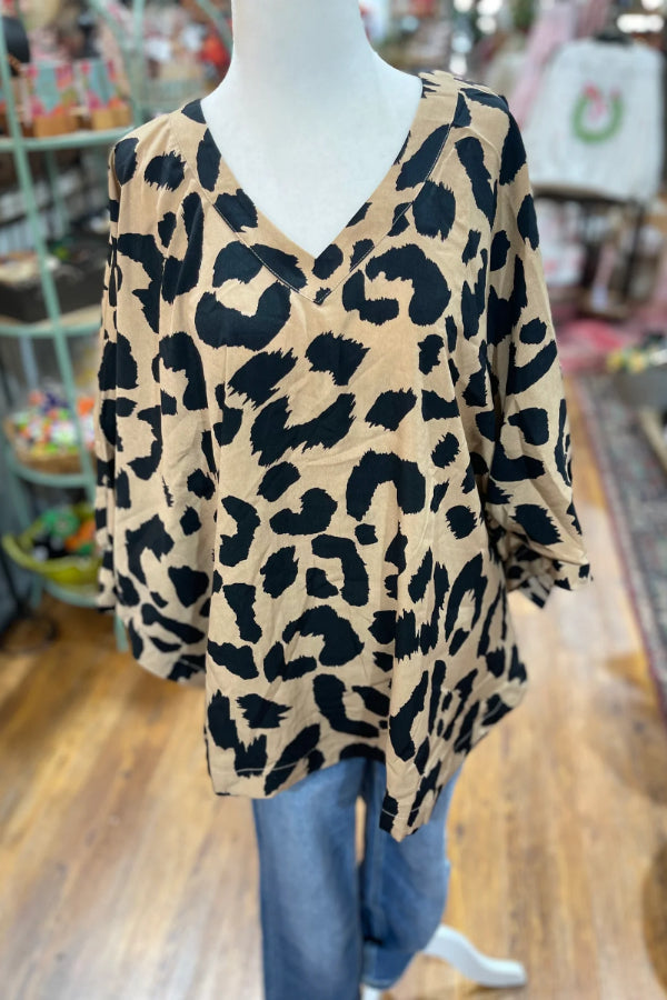 Übergroße, hellbraune und schwarze Bluse mit Gepardenmuster und 3/4-Ärmeln 